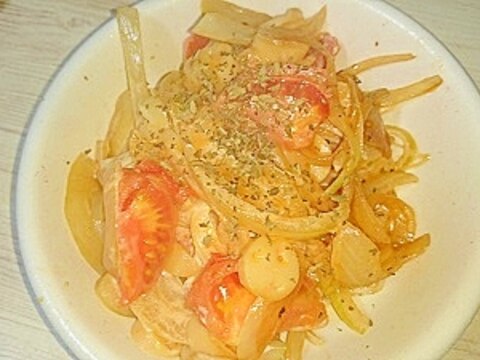 玉ねぎ・チーかま・トマトのバジルマヨ炒め